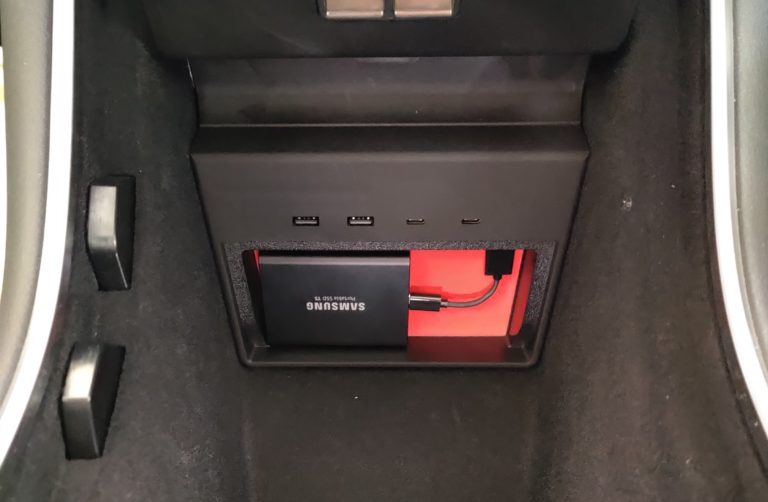 Review Jeda USB Hub For Tesla Model 3 ALEX SHOOLMAN
